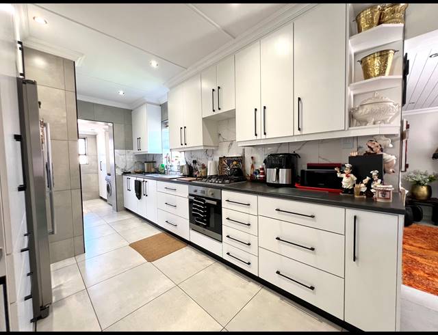 3 BEDROOM TOWNHOUSE FOR SALE IN JEFFREYS BAY CENTRAL